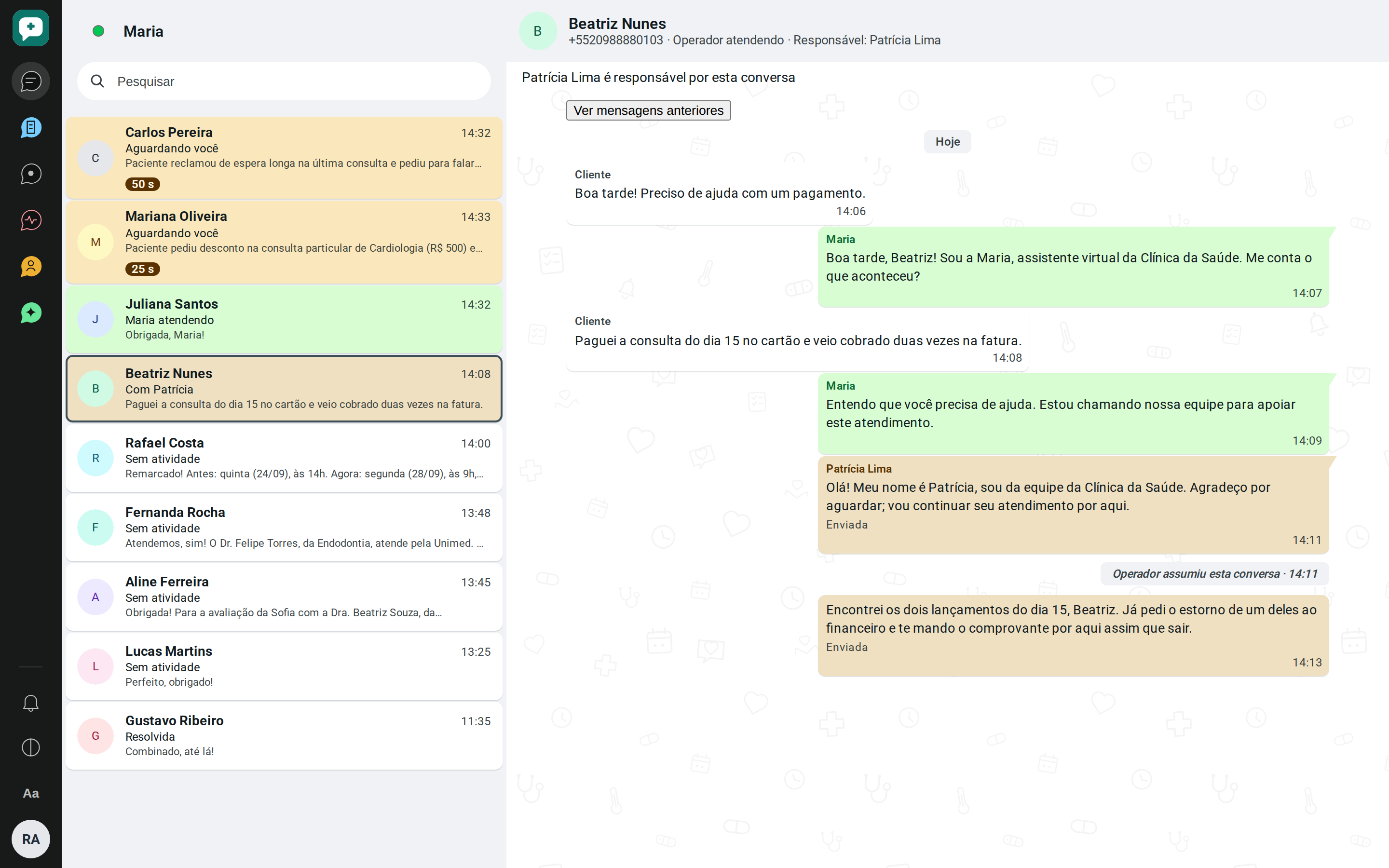 Painel com a fila de conversas: duas clientes aguardam a equipe em amarelo, com o resumo da secretária; a conversa aberta mostra uma pessoa da equipe que assumiu o atendimento, se apresentou e respondeu.